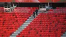 Pengunjung berjalan di tribun stadion sepak bola Puskas Ferenc Arena di Budapest, Hungaria, Senin (11/11/2019). Puskas Arena memiliki kapasitas 67.800 penonton. (ATTILA KISBENEDEK/AFP)