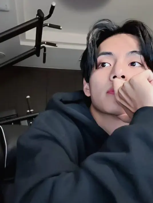 Setelah menjawab lebih banyak pertanyaan, Taehyung mengakhiri sesi live dengan menceritakan bahwa dia harus begadang semalaman karena dia harus melakukan perjalanan jauh keesokan harinya. (Foto: Weverse Live via Allkpop)