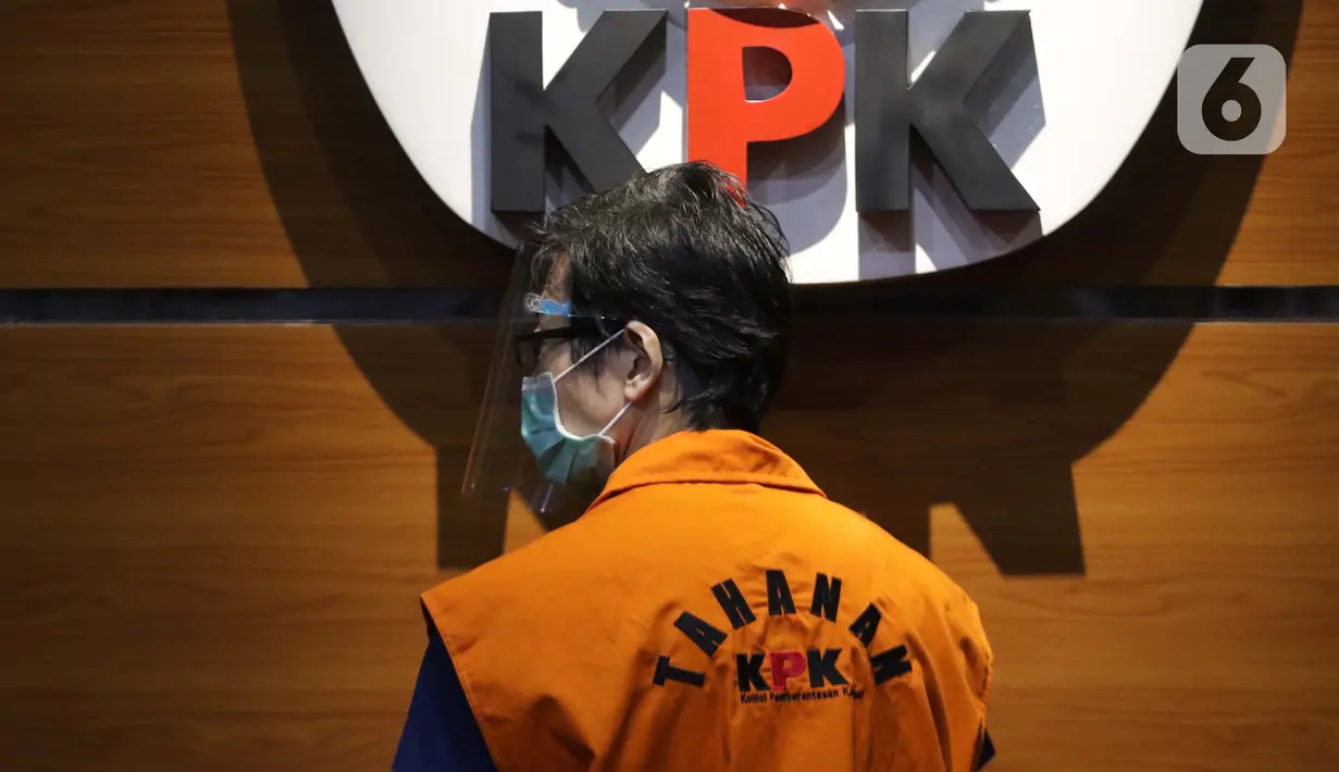 Tersangka dugaan suap, Samin Tan saat menjalani rilis penahanan di Gedung KPK, Jakarta, Selasa (6/4/2021). Samin Tan ditahan KPK terkait dugaan suap kepada mantan anggota DPR Eni Maulani Saragih untuk pengurusan terminasi kontrak PKP2B PT AKT di Kalimantan Tengah. (Liputan6.com/Helmi Fithriansyah)