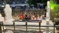 Selama setengah jam Gubernur Jawa Tengah Ganjar Pranowo, melantunkan tahlil dan doa di samping pusara Sunan Ampel, Surabaya pada Jumat (17/3) malam (Istimewa)