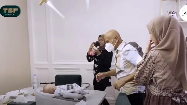 7 Momen Haru Mark Sungkar Temui Anak Zaskia Sungkar Usai Bebas dari Penjara