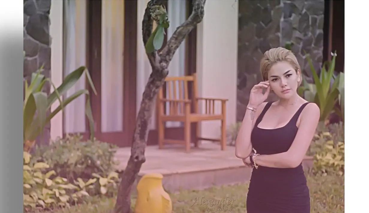 Tidak sedikit rumah tangga para selebriti yang kandas lantaran sang suami yang ingin menikah lagi. Meski banyak yang tidak setuju, ada juga yang setuju lantaran hal itu diperbolehkan dalam Islam. (Instagram/nikitamirzanimawardi_17)