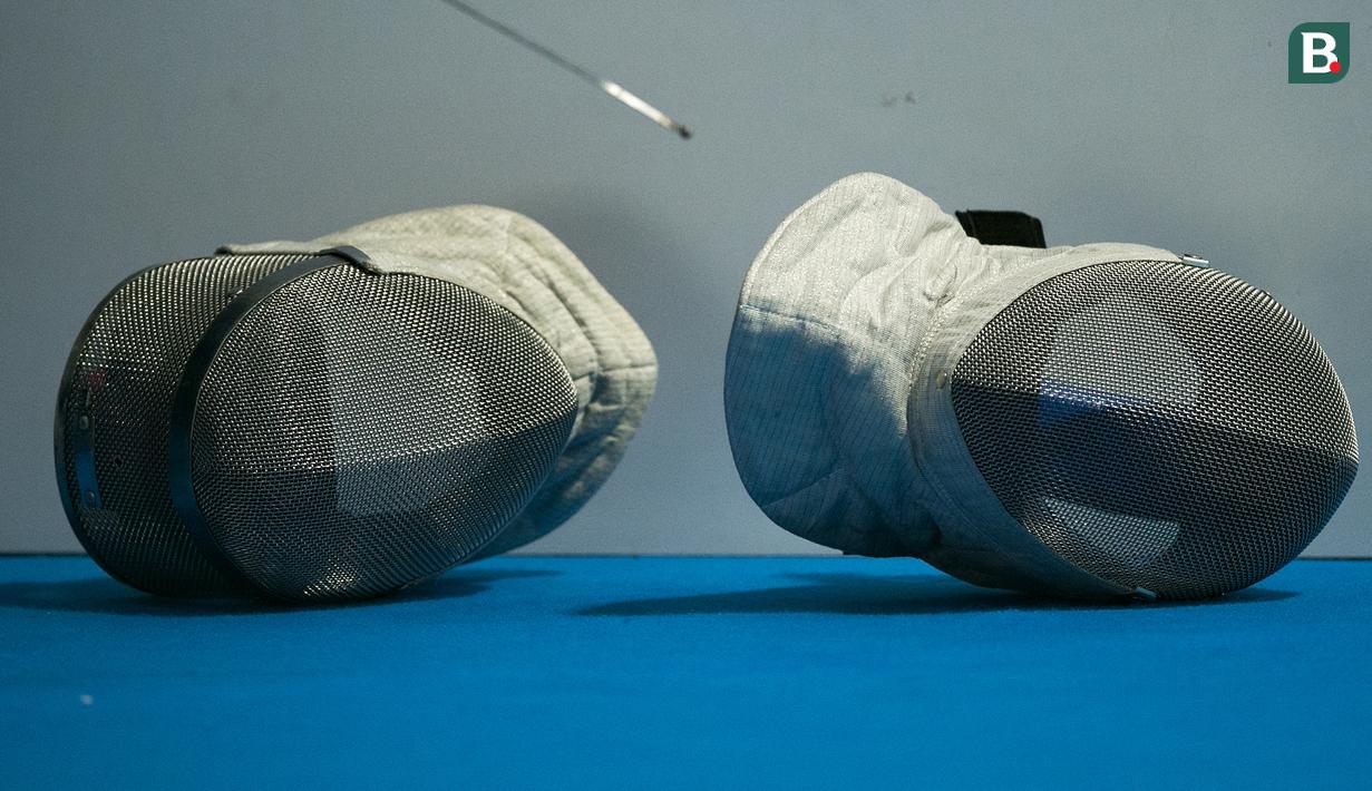 Pelindung wajah para pemain anggar Indonesia tergeletak di lantai menjelang perempat final tim beregu sabre putra melawan Iran pada Asian Games 2018 di Jakarta Convention Center, Jakarta Kamis (23/8/2018). (Bola.com/Peksi Cahyo)