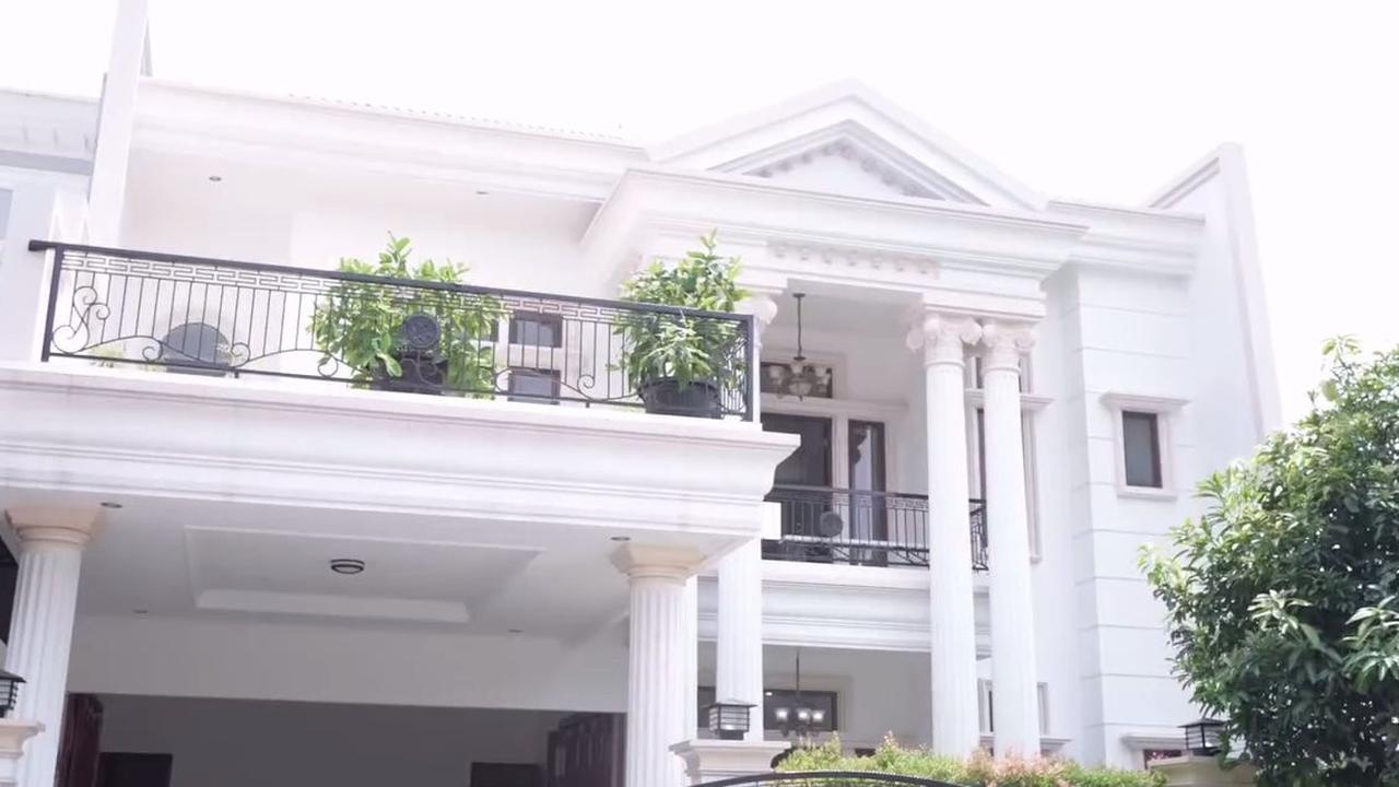 9 Potret Rumah Mewah Eks Member JKT48 Ochi Rosdiana, Punya Banyak Pilar Tinggi, Bergaya Klasin dengan Desain Elegan