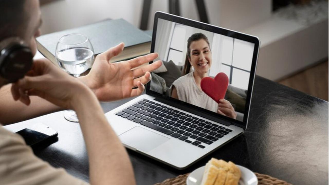 21 Ide Kreatif Rayakan Valentine Jarak Jauh, Buktikan Cinta Tetap Hangat Meski Terpisah Jauh