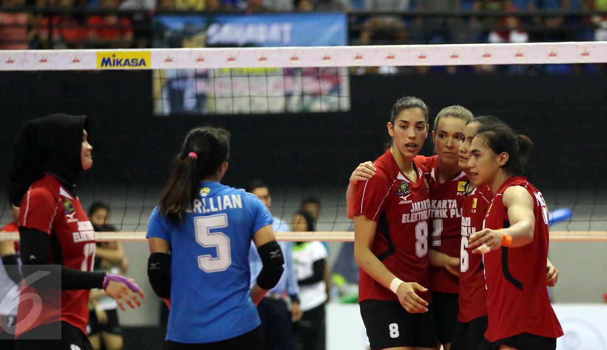 Pemain voli Jakarta Elektrik PLN melakukan selebrasi usai mencetak angka dari tim Jakarta Pertamina Energi pada pertadingan Grand Final Proliga 2017 di GOR Among Rogo, Yogyakarta (23/4). (Liputan6.com/Johan Tallo)