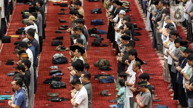 Ribuan Umat Muslim Laksanakan Tarawih Pertama Ramadan 1446 H