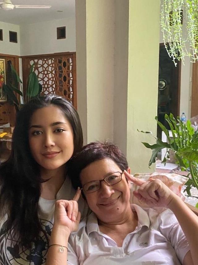 [Fimela] Nurul Arifin dan Maura Magnalia