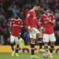 Ekspresi bintang Manchester United, Cristiano Ronaldo (tengah) dan Bruno Fernandes (kanan) pada laga kontra Liverpool di Stadion Old Trafford, Minggu (24/10/2021). (AFP/Oli Scarff)