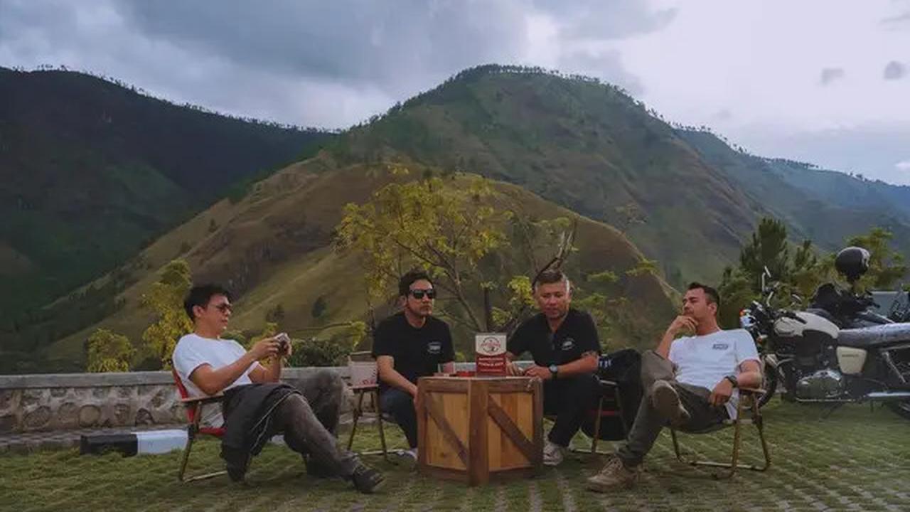 6 Potret Raffi Ahmad, Gading Marten, Desta dan Ariel Noah di Danau Toba, Pose di Kapal Hingga Naik Moge