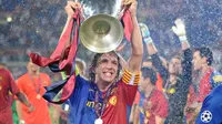 Carles Puyol saat menjuarai Liga Champions bersama Barcelona pada musim 2008-2009. Tahun ini, Puyol akan menyambangi Indonesia untuk memeriahkan tur Piala Liga Champions pada Maret 2019. (AFP/Lluis Gene)