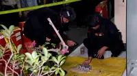 Tim Jihandak saat mengamankan benda yang diduga bom di Mapolresta Cirebon. (Liputan6.com/Panji Prayitno)