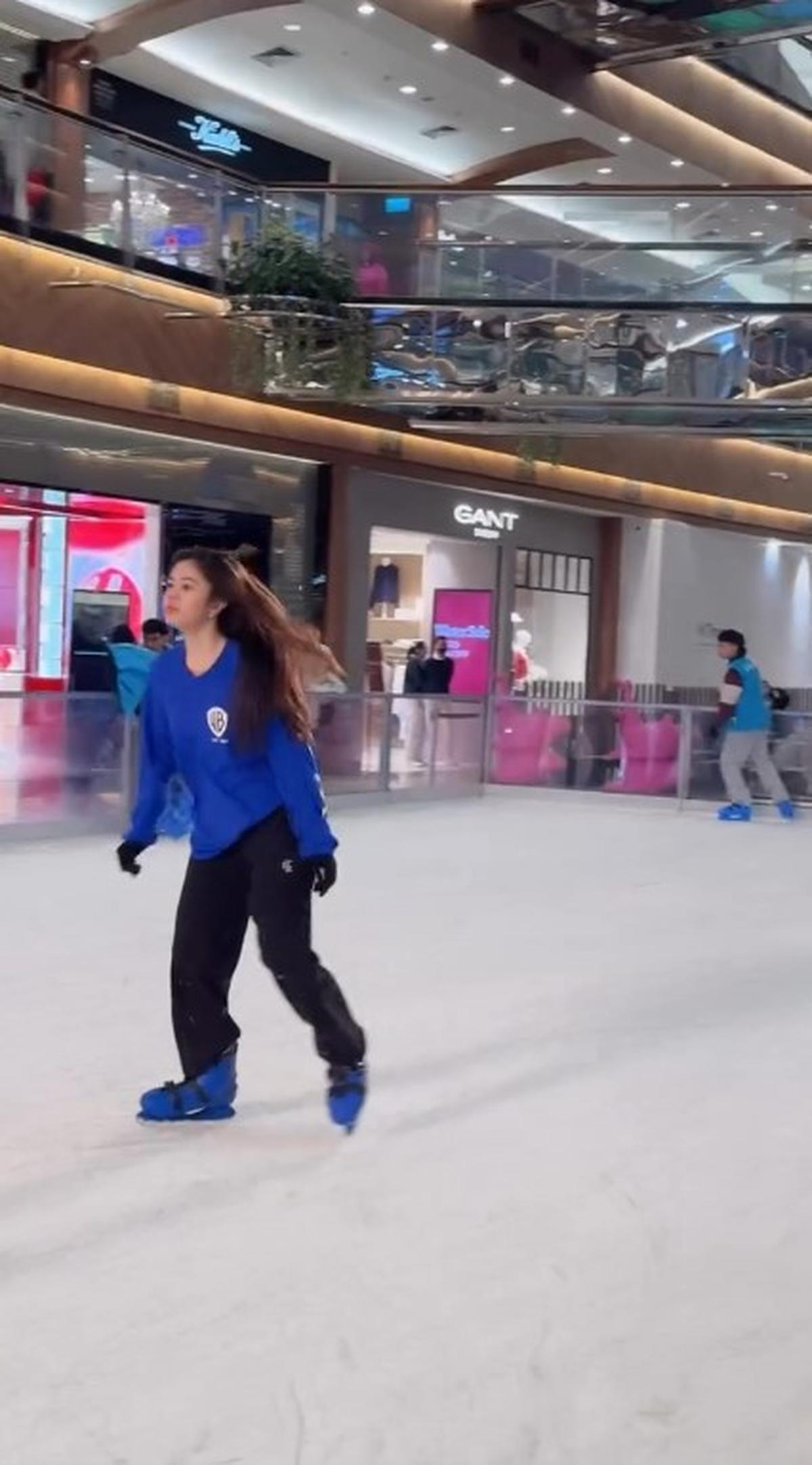 Potret Safeea Anak Mulan Jameela dan Ahmad Dhani Main Ice Skating, Ternyata Jago - Tunjukkan Aksi Berputar