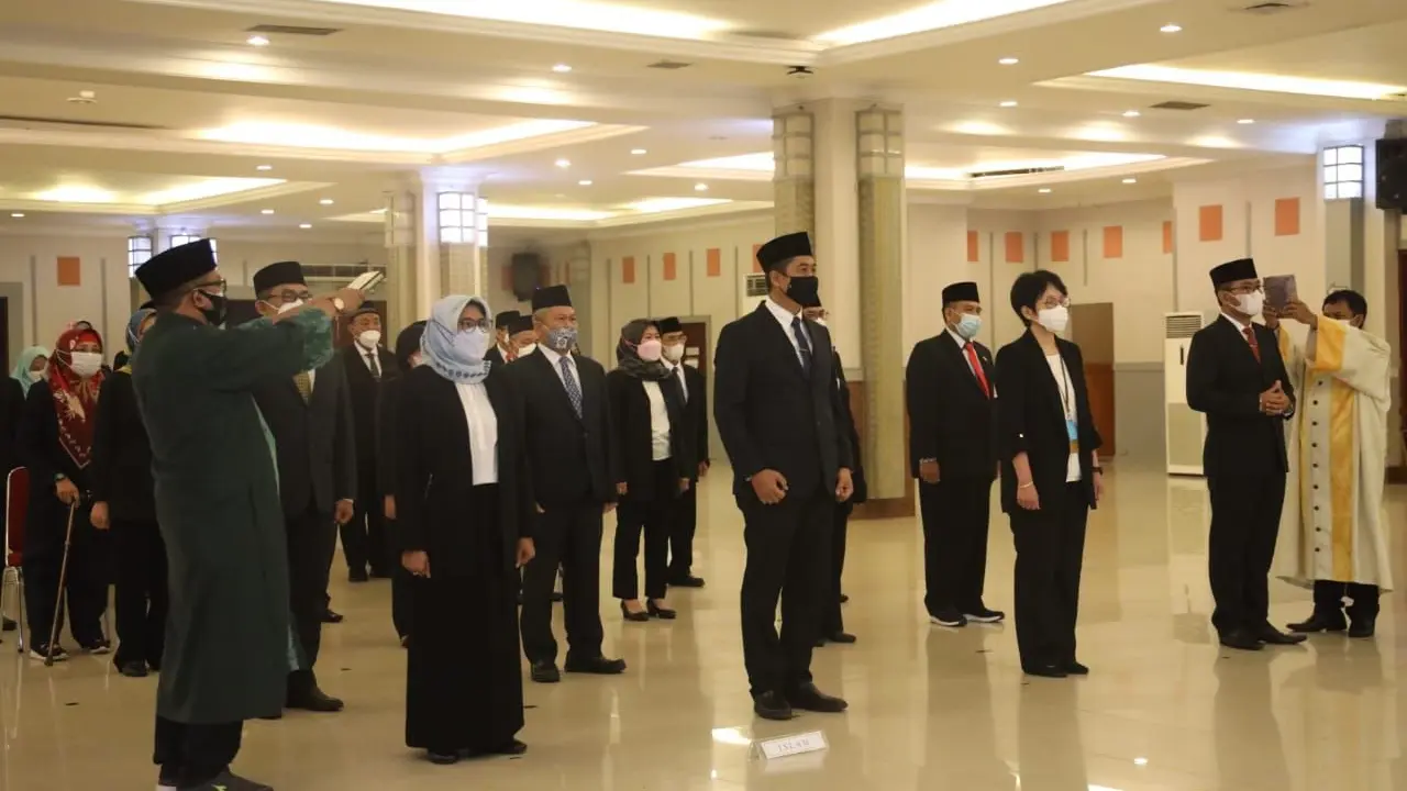 Menaker Ida Fauziyah melantik 35 orang pejabat Tinggi Pratama di lingkungan Kementerian Ketenagakerjaan.