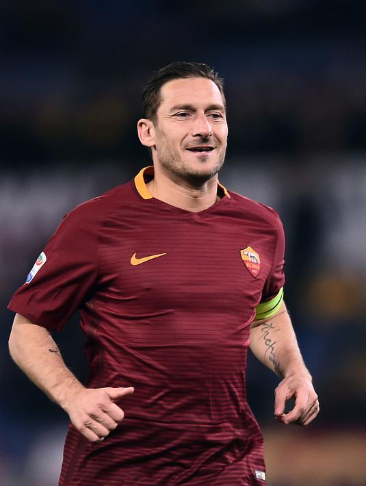 6. Francesco Totti - Hanya setia bersama AS Roma, dan menjalani ratusan laga yang menyenangkan. Capaian tertinggi kapten Roma ini hanyalah perempat final Liga Champions, itu pun diwarnai dengan pembantai 7-1 oleh Man United. (AFP/Filippo Monteforte)