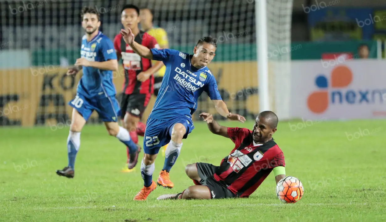 Kim Kurniawan berebut bola dengan Ian Louis Kabes (kanan) saat Persib Bandung melawan Persipura pada laga Torabika SC 2016 di Stadion Si Jalak Harupat, Bandung, (12/11/2016). (Bola.com/Nicklas Hanoatubun)
