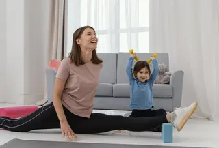 Bodyweight workout tanpa alat, HIIT ringan dan latihan kekuatan dengan beban ringan dapat menjadi tips olahraga yang bisa dicoba di rumah. [Dok/freepik.com]