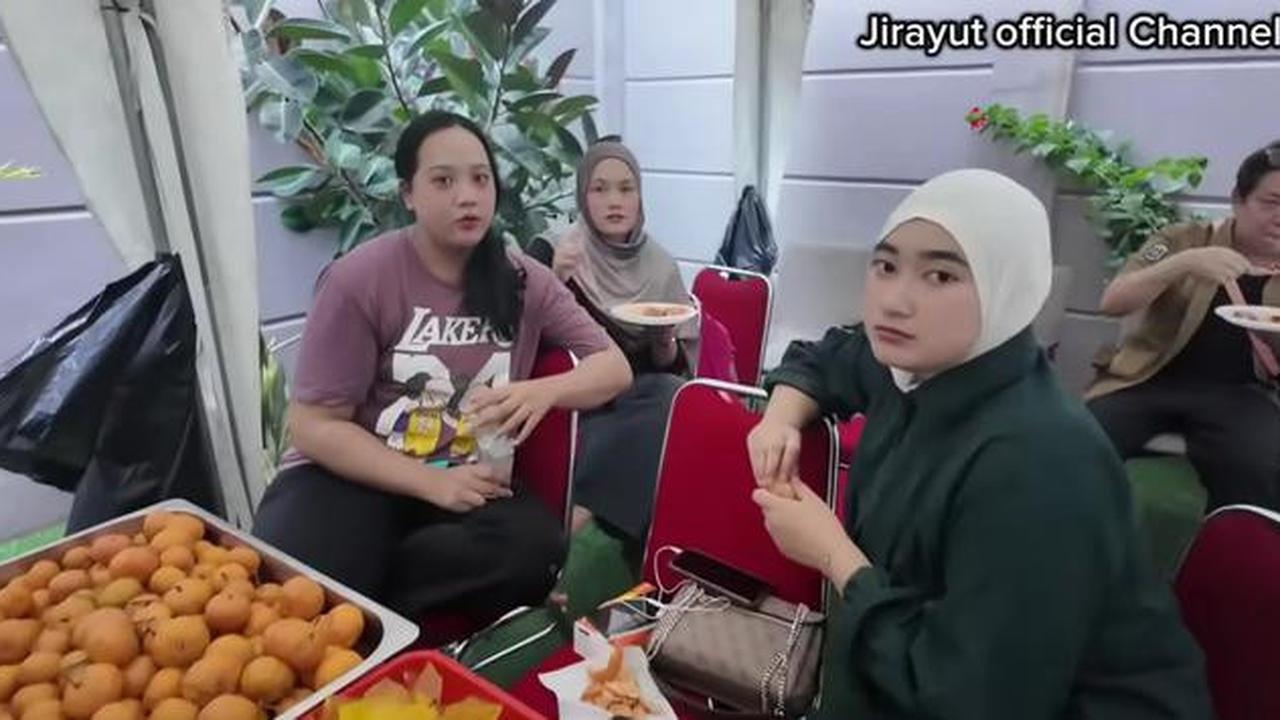 9 Potret Halaman Belakang Rumah Jirayut di Indonesia, Nyaman untuk Acara Keluarga