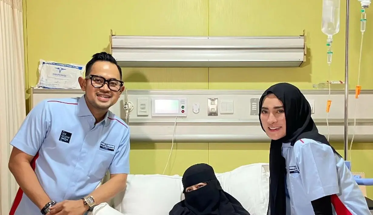 Umi Pipik saat dirawat di rumah sakit [Instagram/_ummi_pipik_]