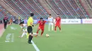 <p>Gelandang Timnas Indonesia U-22, Fajar Fathur Rahman berusaha melewati seorang pemain Vietnam pada laga semifinal cabor sepak bola SEA Games 2023 di Olympic National Stadium, Phnom Penh, Kamboja, Sabtu (13/5/2023). (Bola.com/Abdul Aziz)</p>