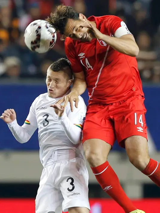 Penyerang Peru, Claudio Pizarro (kanan) berebut bola udara gelandang Alejandro Chumacero saat Copa Amerika 2015 di Estadio Municipal Bicentenario, Chile, (25/6/2015). Peru melaju ke semifinal usai mengalahkan Bolivia 3-1. (REUTERS/Andres Stapff)