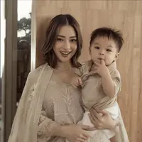 Nuansa warna lembut jadikan tampilan Nikita Willy semakin manis. Koleksi abaya dengan outer bernuansa warna senada memaksimalkan gaya jadi lebih menjanjikan. [Foto: Instagram/ Nikita Willy]