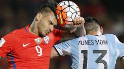 Pemain Argentina, Ramiro Funes Mori (kanan) berebut bola dengan pemain Cile, Mauricio Pinilla pada laga kualifikasi Piala Dunia 2018 zona CONMEBOL di Stadio Nacional Julio Martinez Pradanos, Santiago, Jumat (25/3/2016) pagi WIB.  (REUTERS/Rodrigo Garrido)