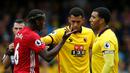  Pemain MU, Paul Pogba, bersitegang dengan pemain Watford dalam laga Premier League di Stadion Vicarage Road, Minggu (18/9/2016). (Action Images via Reuters/Andrew Couldridge)