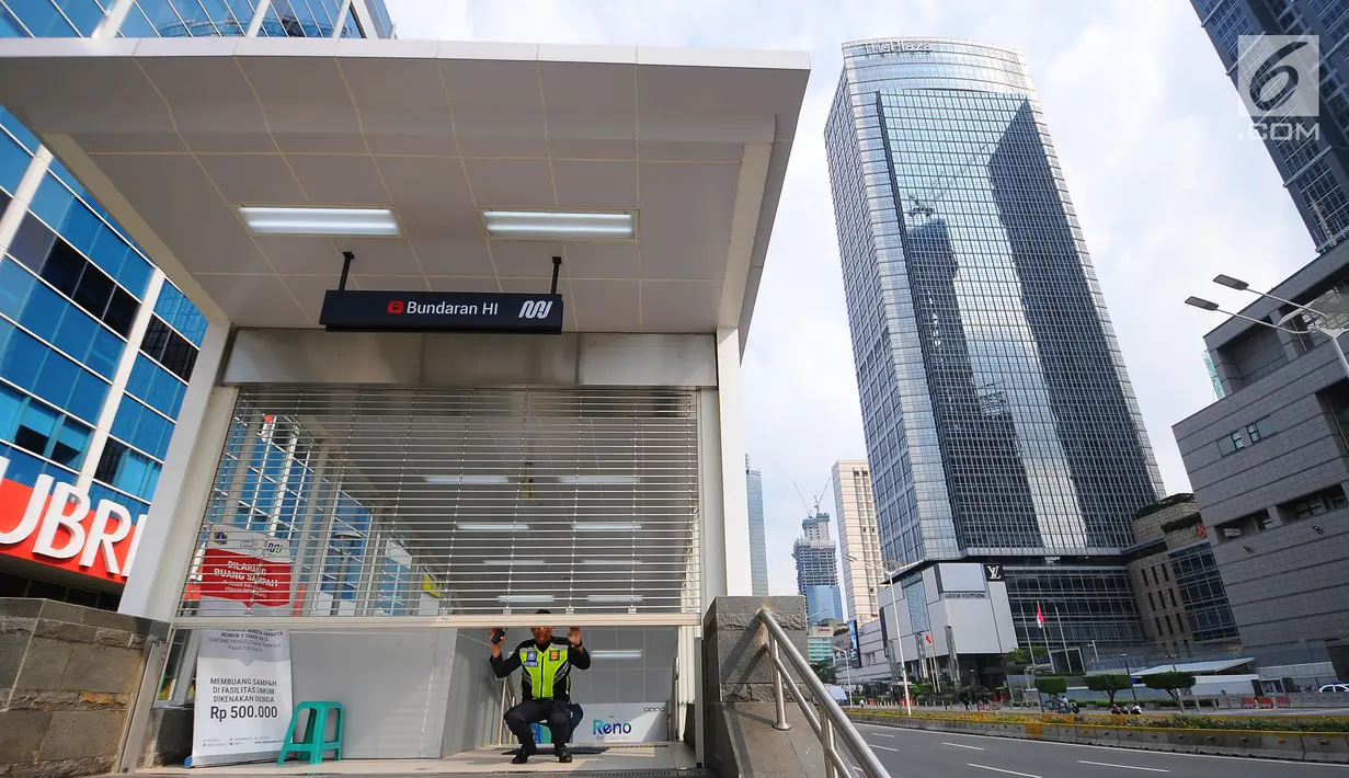 Petugas menutup gerbang stasiun MRT Bundaran HI, Jakarta, Rabu (22/5). Akibat aksi 22 mei membuat perkantoran di kawasan tersebut terpaksa ditutup dan para karyawan diliburkan. (Liputan6.com/Angga Yuniar)