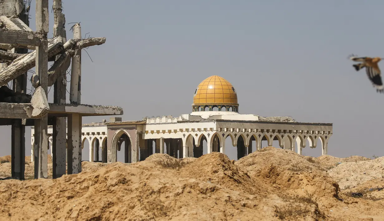 Suasana bandara Yasser Arafa International yang hancur dan sepi di Jalur Gaza, di kota Rafah, Palestina (24/6/2019). Palestina menuduh Presiden AS, Donald Trump, yang merupakan sekutu Israel hendak membungkam mereka dengan uang ketimbang mengakui kemerdekaan Palestina. (AFP Photo/Said Khatib)