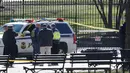 Petugas kepolisian berkumpul di depan Gedung Putih, Washington, Amerika Serikat, Sabtu (3/3). Hingga kini, identitas pelaku bunuh diri di depan Gedung Putih belum diungkap.  (AP Photo/Pablo Martinez Monsivais)