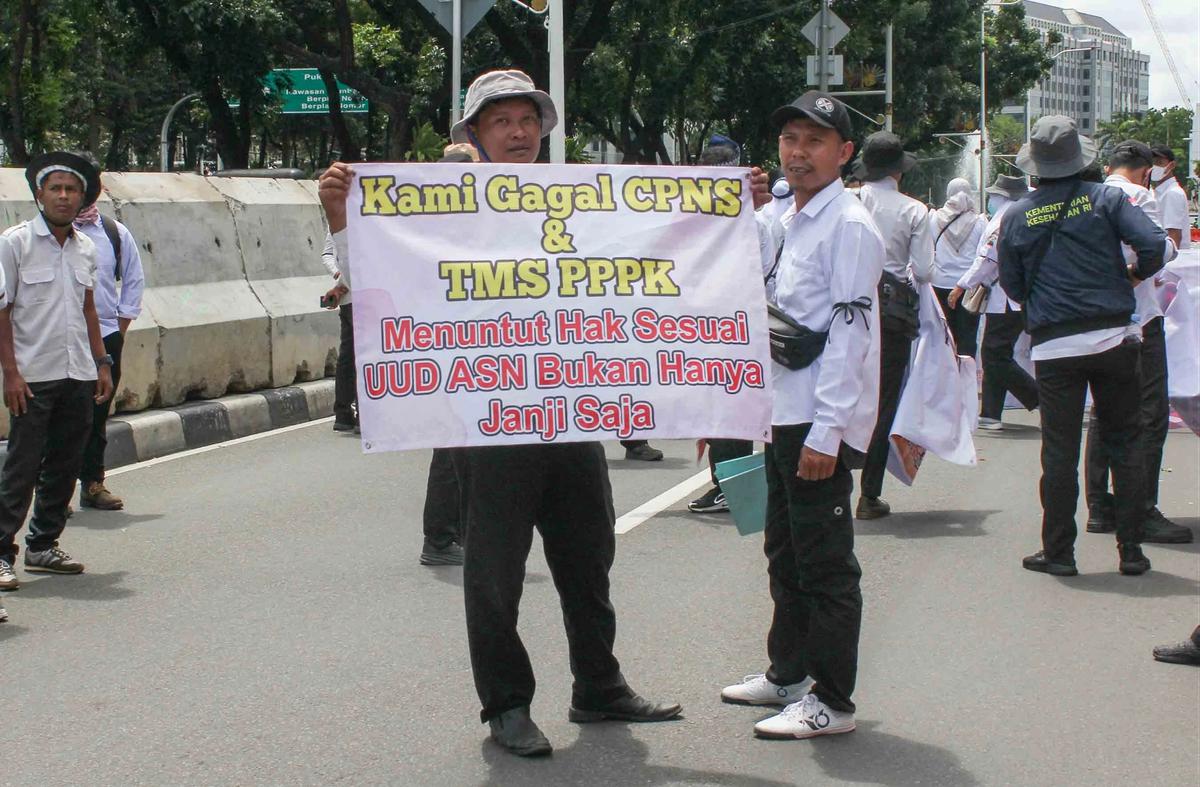 FOTO: Ribuan Honorer Non-Database Geruduk Monas, Tuntut Kepastian Status dan Perlindungan Kerja