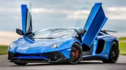 Lamborghini menggunakan pintu khasnya yang bernama Scissors Door atau pintu gunting. Pintu ini sudah digunakan sejak Lamborghini Countach dan terus berlanjut untuk produk-produk tertinggi mereka seperti Murcielago dan Aventador. (Source: seanleblancphotography.com)
