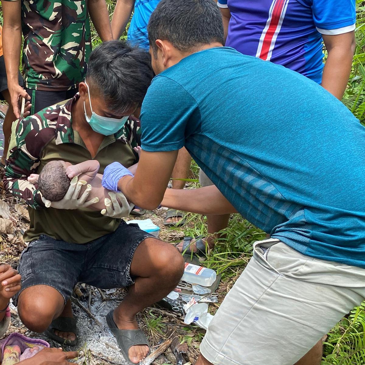Dokter TNI Bantu Persalinan Warga di Hutan Belantara Papua