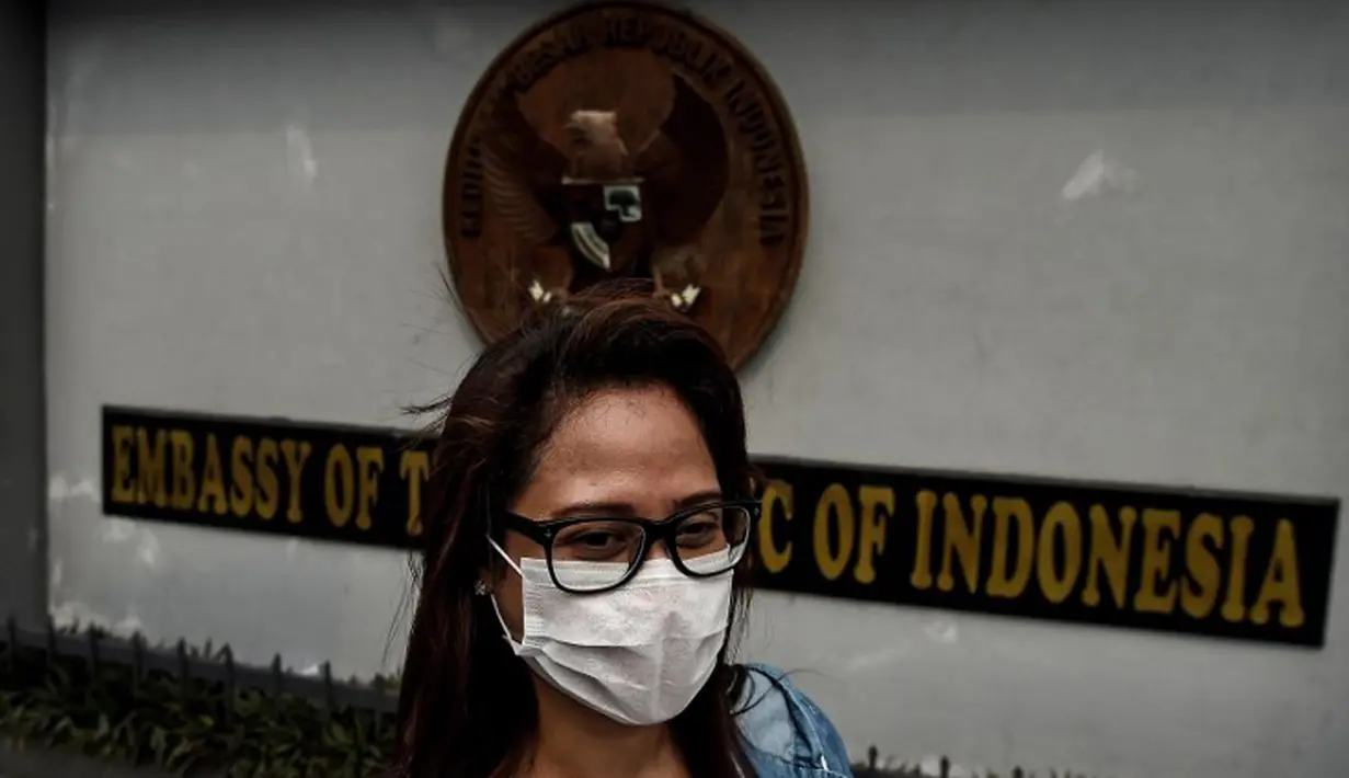 Warga Malaysia menggelar aksi protes di depan Kedubes Indonesia di Kuala Lumpur, Malaysia, Jumat (18/9/2015). Kebakaran hutan yang terjadi di Riau menyebabkan kabut asap yang menganggu aktivitas mereka. (AFP Photo/Manan Vatsyayana)