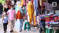 Warga mengunjungi kawasan Tanah Abang, Jakarta, Jumat (29/1/2021). Pemerintah telah menyiapkan dana Rp372,3 triliun untuk mendukung Pemulihan Ekonomi Nasional (PEN) serta menyiapkan berbagai program kerja dan kebijakan. (Liputan6.com/Angga Yuniar)