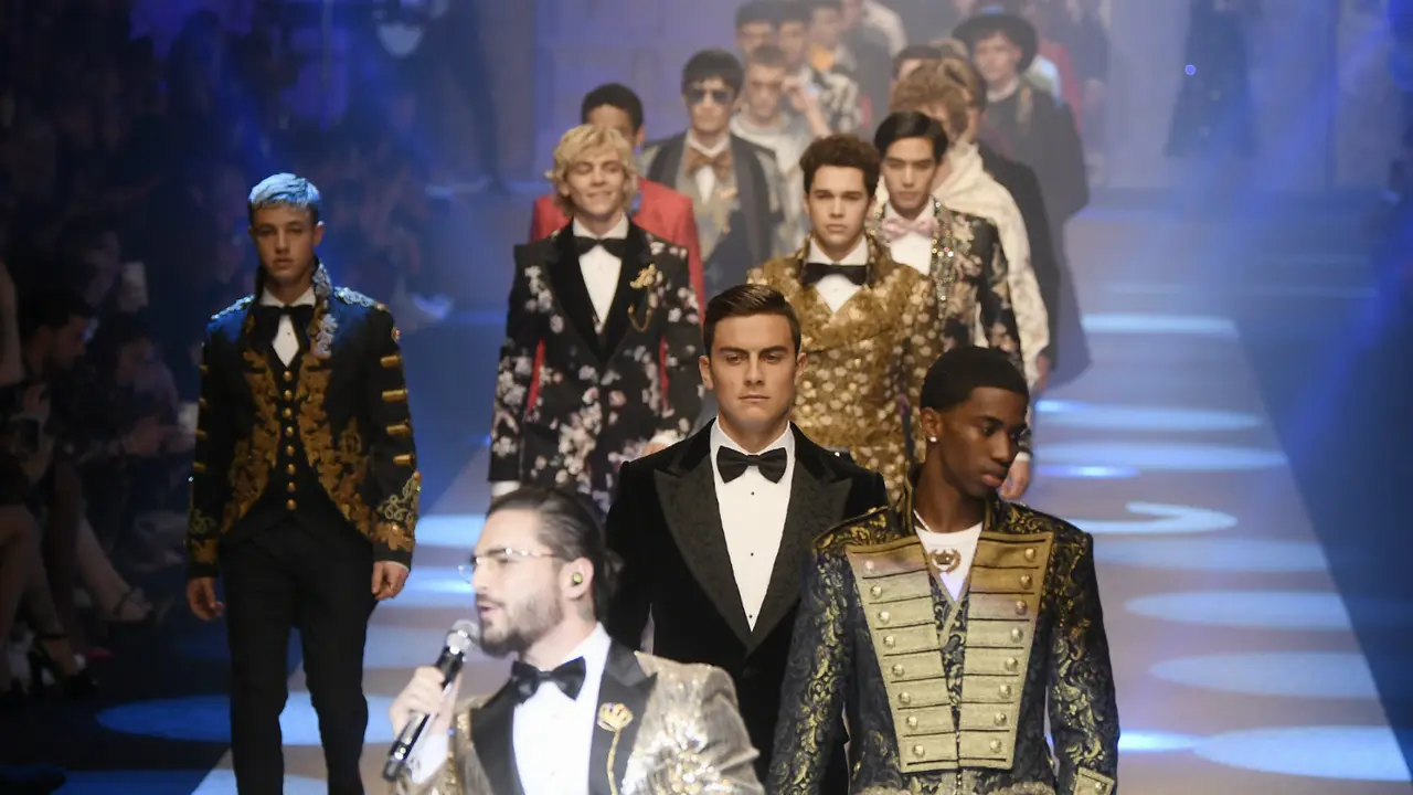 Aksi Paulo Dybala di atas catwalk