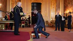 Mantan pesepak bola, David Beckham (kanan) dianugerahi gelar Ksatria oleh Raja Inggris, Charles III dalam upacara penobatan di Kastil Windsor, Berkshire, Inggris, Selasa (04/11/2025) waktu setempat. (AP Photo/PA/Jonathan Brady)