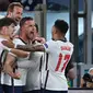 Gelandang Timnas Inggris, Jordan Henderson, merayakan gol yang dicetaknya ke gawang Ukraina pada laga perempat final Euro 2020, Minggu (4/7/2021) dini hari WIB. (AFP/Alberto Pizzoli)
