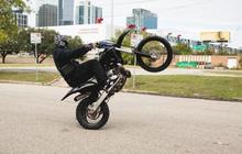 Jika tidak mengerti tentang ini, jangan mencoba melakukan wheelie di jalan raya.