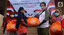Perwakilan Jurnalis Peduli (kanan) memberikan bantuan paket sembako BNI di Pulau Panggang, Kepulauan Seribu, Kamis (10/9/2022). Paket sembako dan perlengkapan new normal diharapkan dapat membantu warga terdampak pandemi Covid-19 yang saat ini semakin naik. (Liputan6.com/HO/JurnalisPeduli)