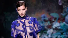 Model asal AS, Bella Hadid menghadirkan sebuah karya perancang Karl Lagerfeld untuk rumah mode Fendi sebagian dari pameran koleksi Haute Couture Fall / Winter 2017/2018 di Paris, Prancis, (5/7). (AFP Photo/Patrick Kovarik)