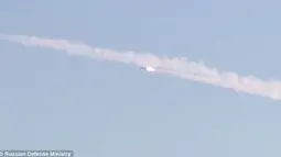 Rudal Militer Rusia yang ditembakkan kearah  Militan ISIS di Suriah. Kabarnya rudal ditembakkan ke kedua Militan ISIS yang berada di sekitar kota Raqa. (Dailymail.co.uk)