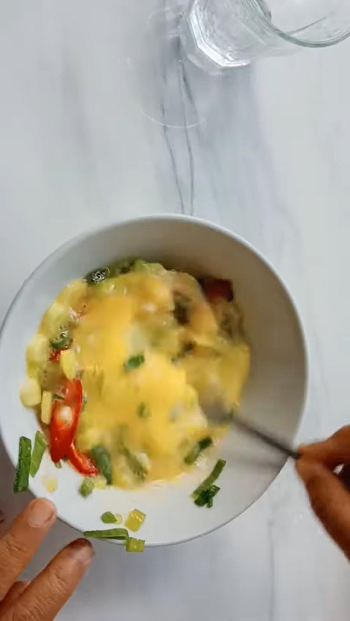 Kocok Telur dan Tambahkan Air