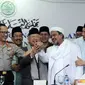 Kapolri Jenderal Pol Tito Karnavian (ketiga kiri) menyalami Ketua Dewan Pembina GNPF-MUI, M Rizieq Shihab usai memberi keterangan di gedung MUI, Jakarta, Senin (28/11). Keduanya bertemu untuk membahas aksi 2 Desember. (Liputan6.com/Helmi Fithriansyah)