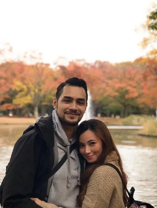 "Maret 2010, di mana cinta kita dimulai dan tumbuh. Semua perjuangan, banyak keputusan dibuat, menyerah, atau maju," tulis Asmirandah dalam bahasa Inggris, belum lama ini. (Instagram/asmirandah89)