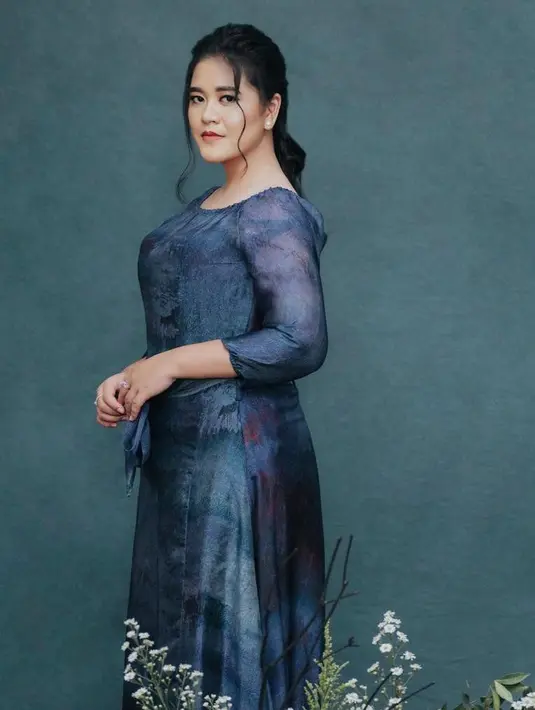 Outfit Kahiyang untuk photoshoot kali ini dipercayakan kepada fashion stylist, Doley Tobing. (Instagram/doleytobing).