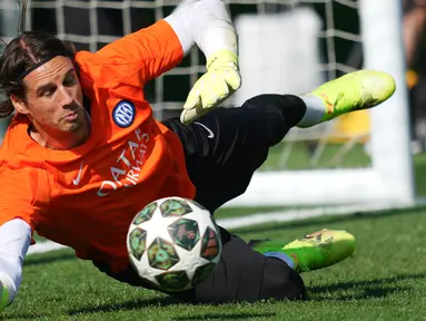 Kiper Inter Milan, Yann Sommer, berusaha menangkap bola saat mengikuti sesi latihan jelang laga final Liga Champions melawan PSG di Appiano Gentile, Senin (26/5/2025). (AP Photo/Antonio Calanni)