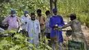 Seorang pendeta berdoa sebelum pemakaman seorang bocah lelaki berusia tiga bulan yang meninggal karena COVID-19 di New Delhi, India, Rabu (16/9/2020). (AP Photo/Manish Swarup)