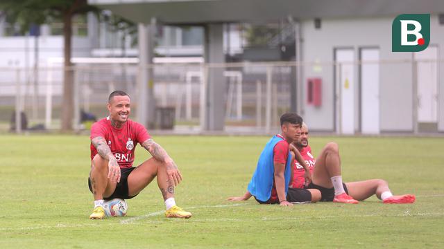 Foto: Melihat Lebih Dekat Radja Nainggolan Berlatih Bersama Bhayangkara FC